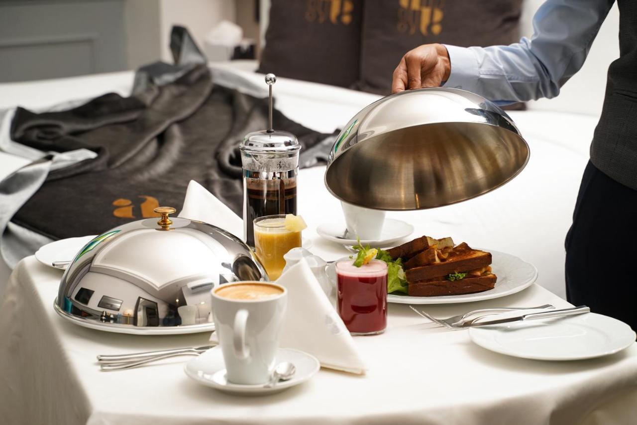 Ambiance Boutique Art Hotel Лахор Екстер'єр фото A waiter serving breakfast