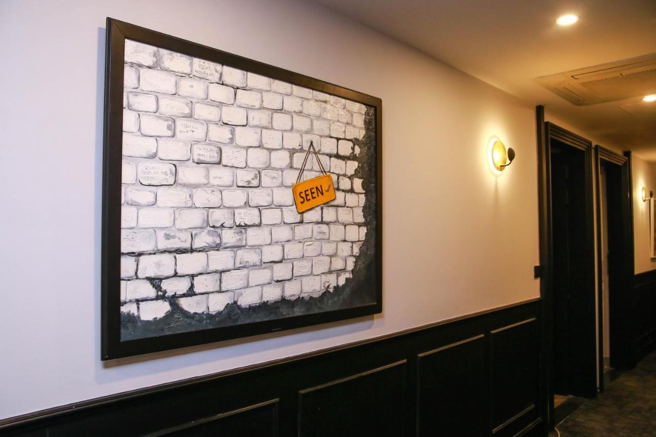 Ambiance Boutique Art Hotel Лахор Екстер'єр фото A piece of the Berlin Wall at the British Embassy in Tokyo