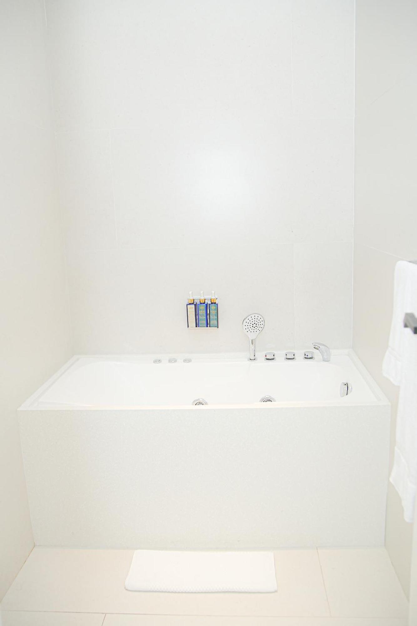 Ambiance Boutique Art Hotel Лахор Номер фото A shower tray
