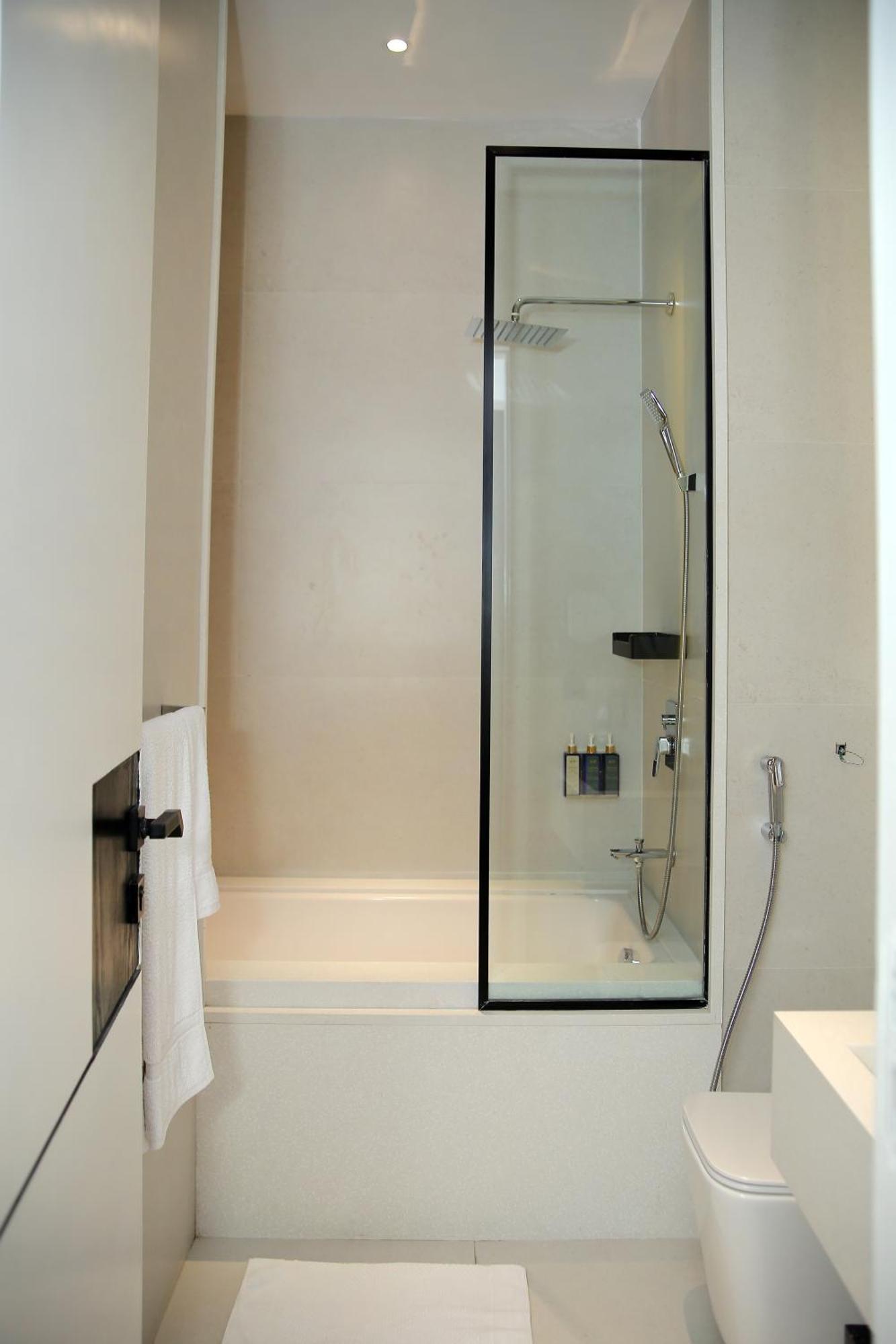 Ambiance Boutique Art Hotel Лахор Екстер'єр фото A shower with a sliding door