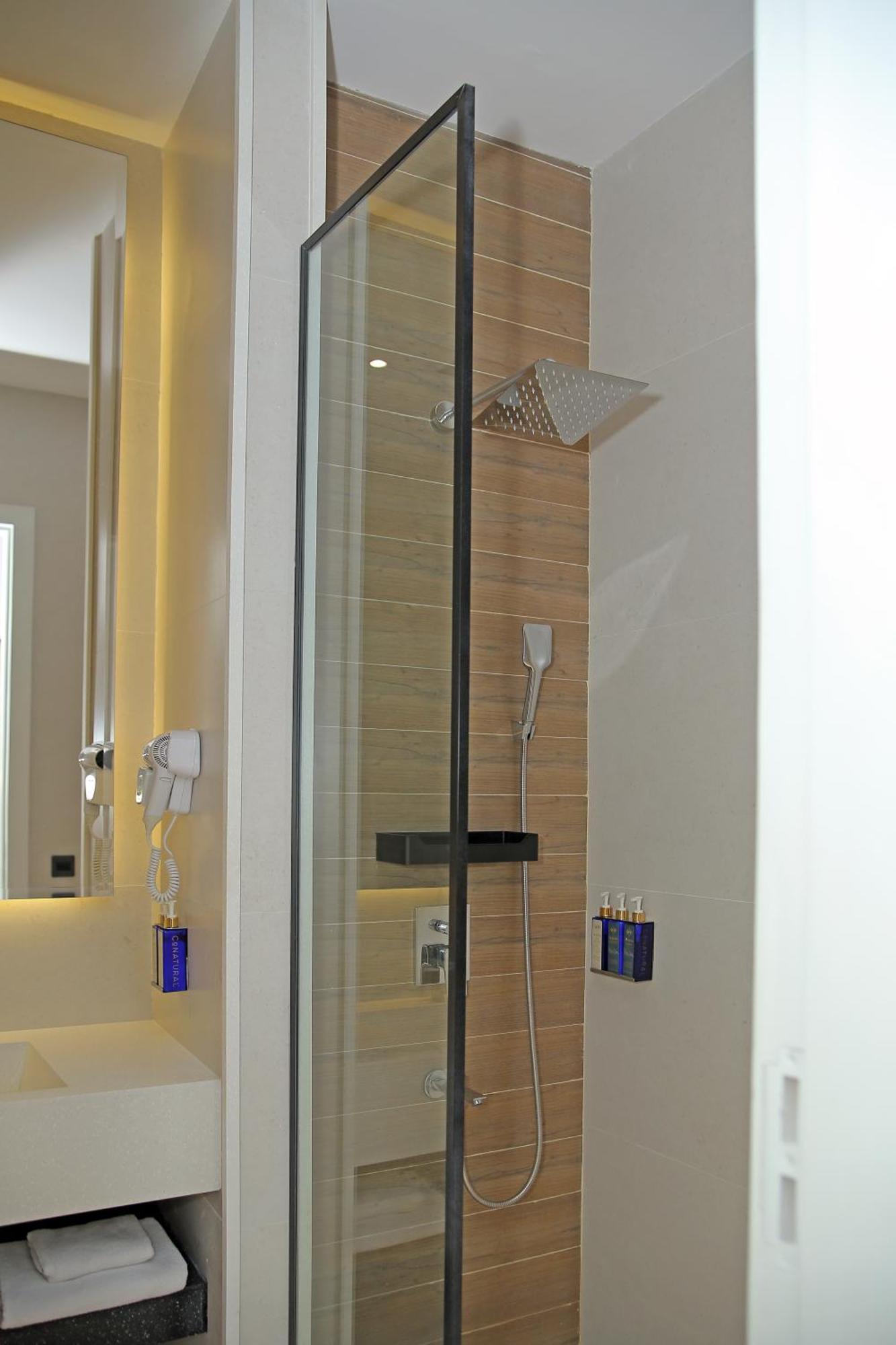 Ambiance Boutique Art Hotel Лахор Екстер'єр фото A shower with a fixed shower head and a handheld shower head