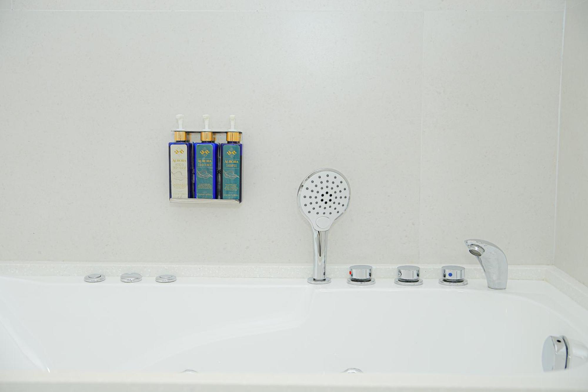 Ambiance Boutique Art Hotel Лахор Номер фото A shower bath