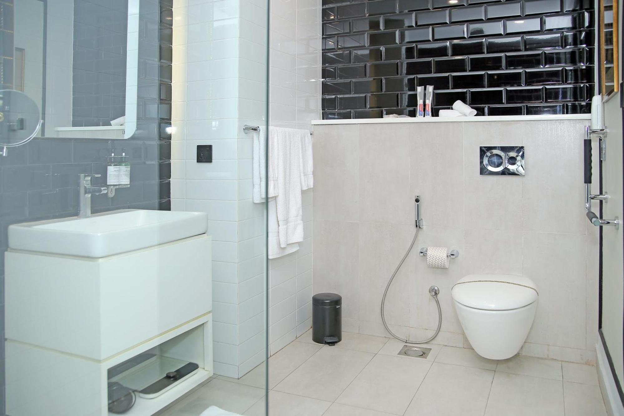 Ambiance Boutique Art Hotel Лахор Номер фото Bathroom with a bidet and a shower